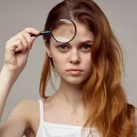 Ilustrasi meredakan jerawat kemerahan. (c) ShotStudio/Depositphotos.com