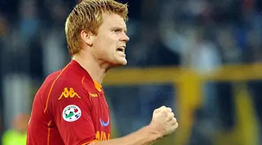 AS Roma&#039;s defender John Arne Riise celebrates as teammate Francesco Totti scores against Fiorentina during their Serie A match at Olympic stadium in Rome on November 30, 2008. AFP PHOTO/VINCENZO PINTO