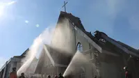 Kebakaran melanda Gereja Maranatha, di Jalan Diponegoro, Kota Palangka Raya, Kalimantan Tengah, Selasa (24/9/2024). Foto: Marifka Wahyu Hidayat