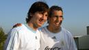 Lionel Messi dan Carlos Tevez memulai debut Piala Dunia 2006 bersama timnas Argentina dari bangku cadangan karena harus bersaing dengan pemain top lainnya. Namun di Piala Dunia 2010 keduanya menjadi penyerang inti Tim Tango. Carlos Tevez mampu bermain tujuh kali bersama Lionel Messi dan membuat tiga gol dan satu assist untuk Argentina di Piala Dunia. (AFP/Daniel Garcia)