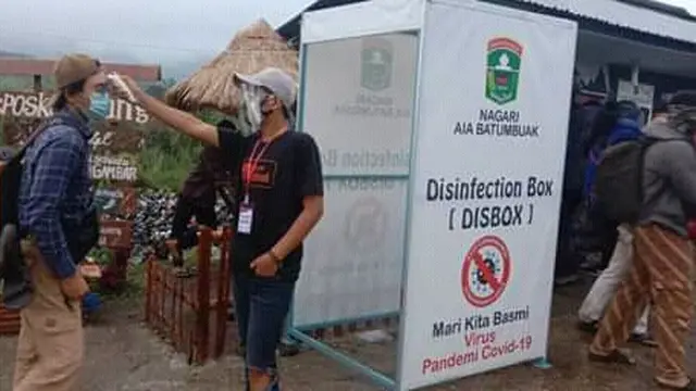 Petugas di posko pendakian Gunung Talang mengecek suhu tubuh pendaki. (Liputan6.com/ ist)