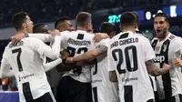 Para pemain Juventus merayakan gol yang dicetak oleh Miralem Pjanic ke gawang Napoli pada laga Serie A di Stadion San Paolo, Minggu (3/3). Juventus menang 2-1 atas Napoli. (AP/Cesare Abbate)