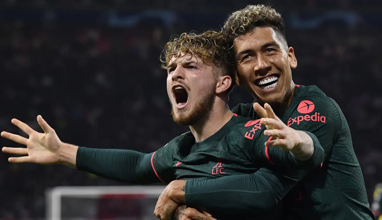 Selebrasi gelandang Liverpool, Harvey Elliott (kiri) bersama rekannya Roberto Firmino setelah mencetak gol ke gawang Ajax Amsterdam pada laga fase Grup A Liga Champions 2022/2023 di Johan Ruijff ArenA, Amsterdam (26/10/2022). Dipromosikan dari tim U-23 pada awal musim 2021/2022, Harvey Elliot yang berusia 20 tahun telah dimainkan Jurgen Klopp dalam 41 laga Liverpool di semua ajang musim ini dengan torehan 5 gol dan 2 assist, termasuk 1 gol dan 2 assist dalam 27 laga di Premier League. (AFP/John Thys)