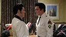 Peniru gaya Elvis Presley, Bruce Stewart (kiri) dari Kanada dan Juan Lozano dari Wales, berbincang di belakang panggung sebelum dimulainya Festival Elvis Skotlandia yang digelar pertama kali di Grangemouth, 8 April 2016. (Andy Buchanan/AFP)