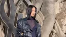 Moon Ga Young tampil cantik dan seksi dengan mengenakan gaun menerawang berwarna hitam dengan memperlihatkan bra dan underwarnya saat tiba menghadiri acara Paris Fashion Week 2023. (Instagram/m_kayoung)