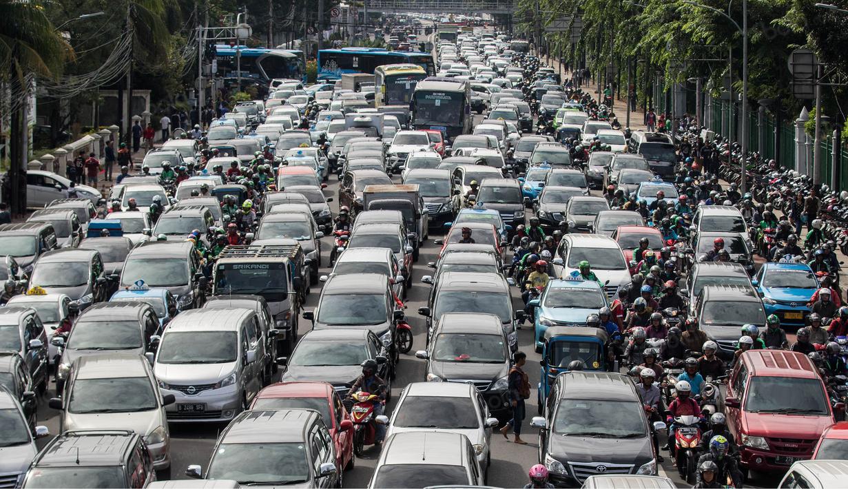 Akibat antrian tiket final Piala AFF 2016, lalu lintas sekitar Makostrad Gambir menjadi macet karena kendaraan terhambat oleh mengularnya antrian suporter. (Bola.com/Vitalis Yogi Trisna)