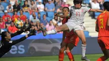 Kiper Timnas China, Shimeng Peng, menggagalkan upaya pemain Timnas Spanyol, Lucia Garcia, pada laga Grup B Piala Dunia Wanita 2019 di Stadion Oceane. Le Havre, Senin (17/6/2019) malam waktu setempat. (AFP/Loic Venance)