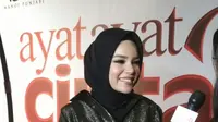 Aktris Dewi Sandra tampil cantik dan gemerlap di Gala Premier Ayat Ayat Cinta 2. (Liputan6.com/Annissa Wulan)