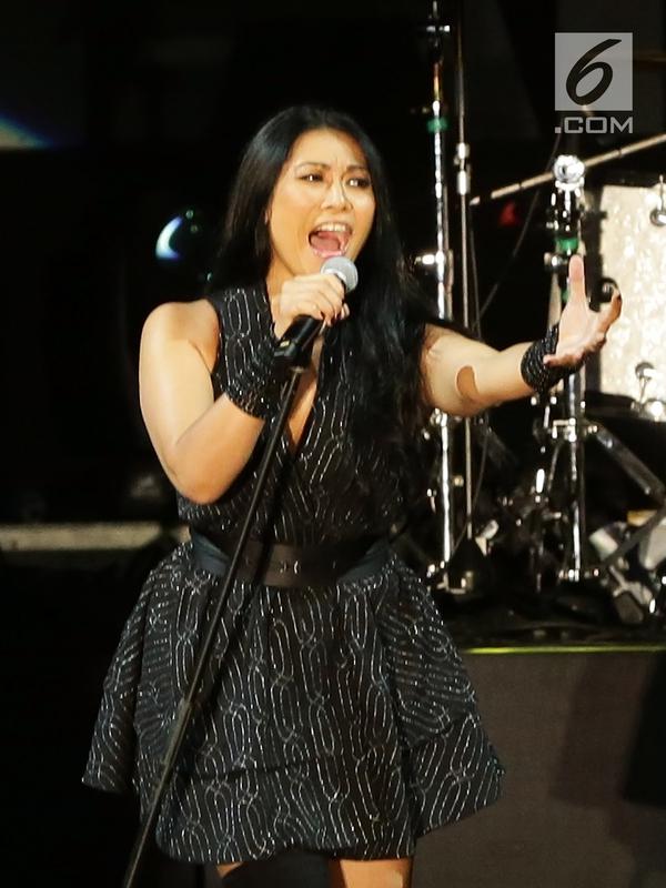 Penampilan Anggun C Sasmi menghibur penonton pada acara Prambanan Jazz Festival 2019 di Candi Prambanan, DI Yogyakarta, Minggu (7/7/2019). Tidak kurang dari 12 lagu dinyanyikan pemilik nama lengkap Anggun Cipta Sasmi ini bersama bandnya selama satu jam. (Fimela.com/Bambang E. Ros)