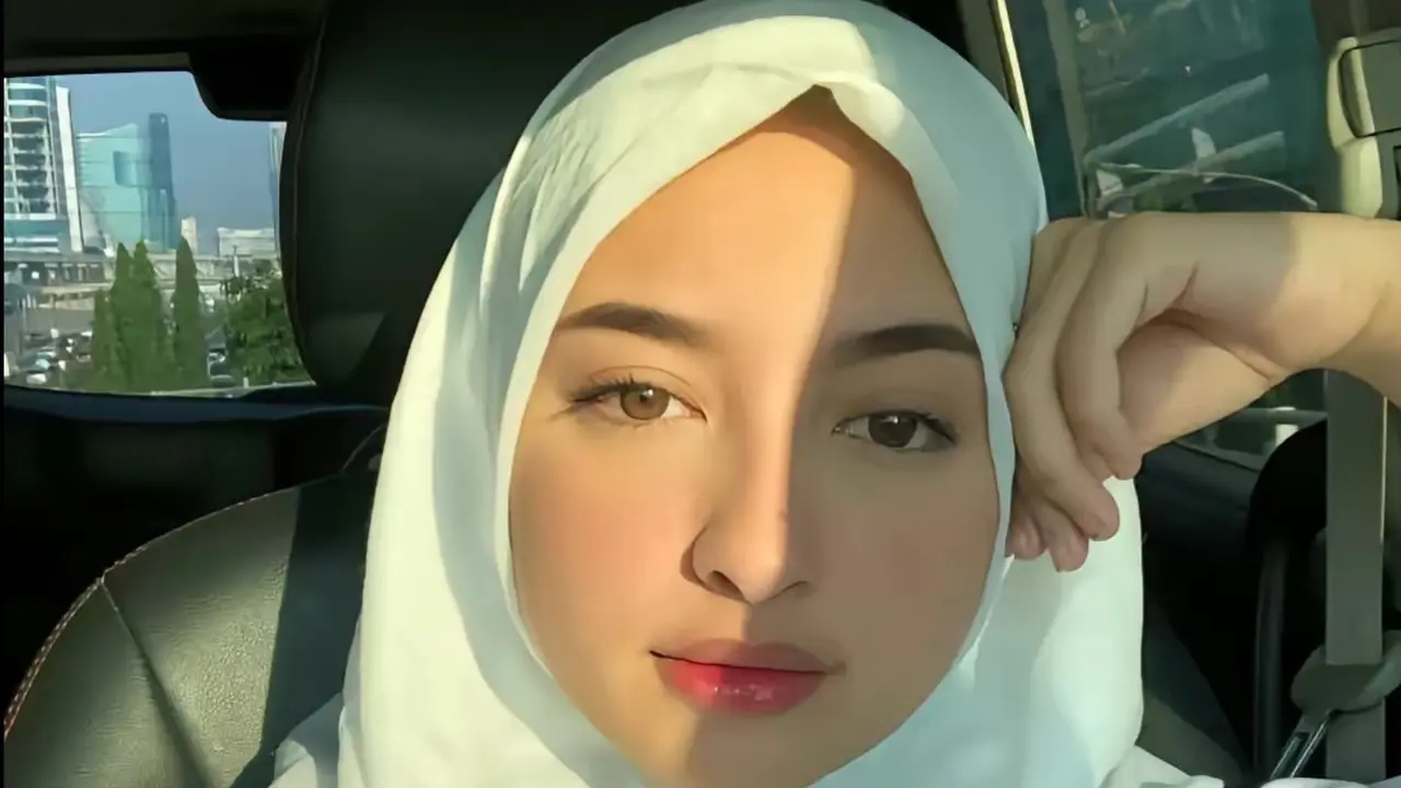 Jennifer Coppen Pakai Hijab