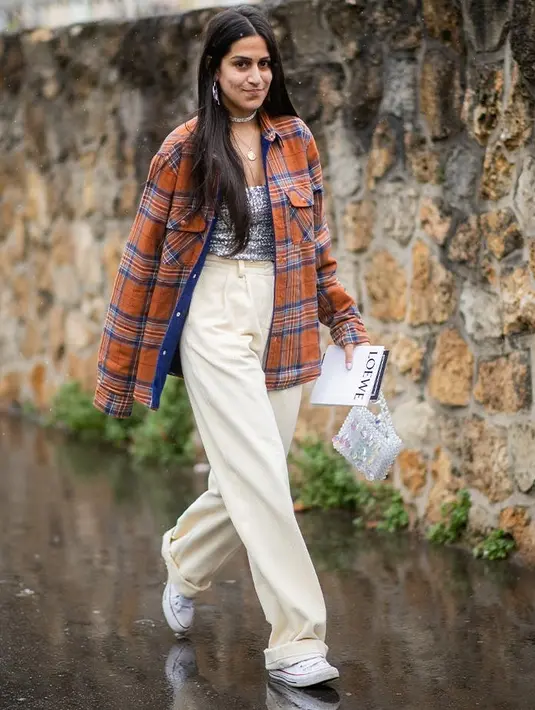 Gunakan atasan flanel sebagai jaket di atas midi dress, evening dress, atau pakaian olahragamu. Atasan flanel bisa menjadi lapisan yang menarik untuk tampilanmu secara keseluruhan. Foto: Purewow.