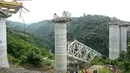 Gantri tersebut runtuh di sebuah jembatan di Sairang, sebuah kota di pinggiran Aizawal, ibu kota negara bagian Mizoram, menurut ruang kendali polisi. Jembatan ini telah dibangun selama hampir dua tahun. (AFP Photo)