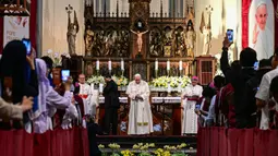 Lawatan ke Katedral Santa Perawan Maria Diangkat ke Surga menjadi salah satu agenda utama Paus Fransiskus selama di Jakarta. (Tiziana FABI/AFP)