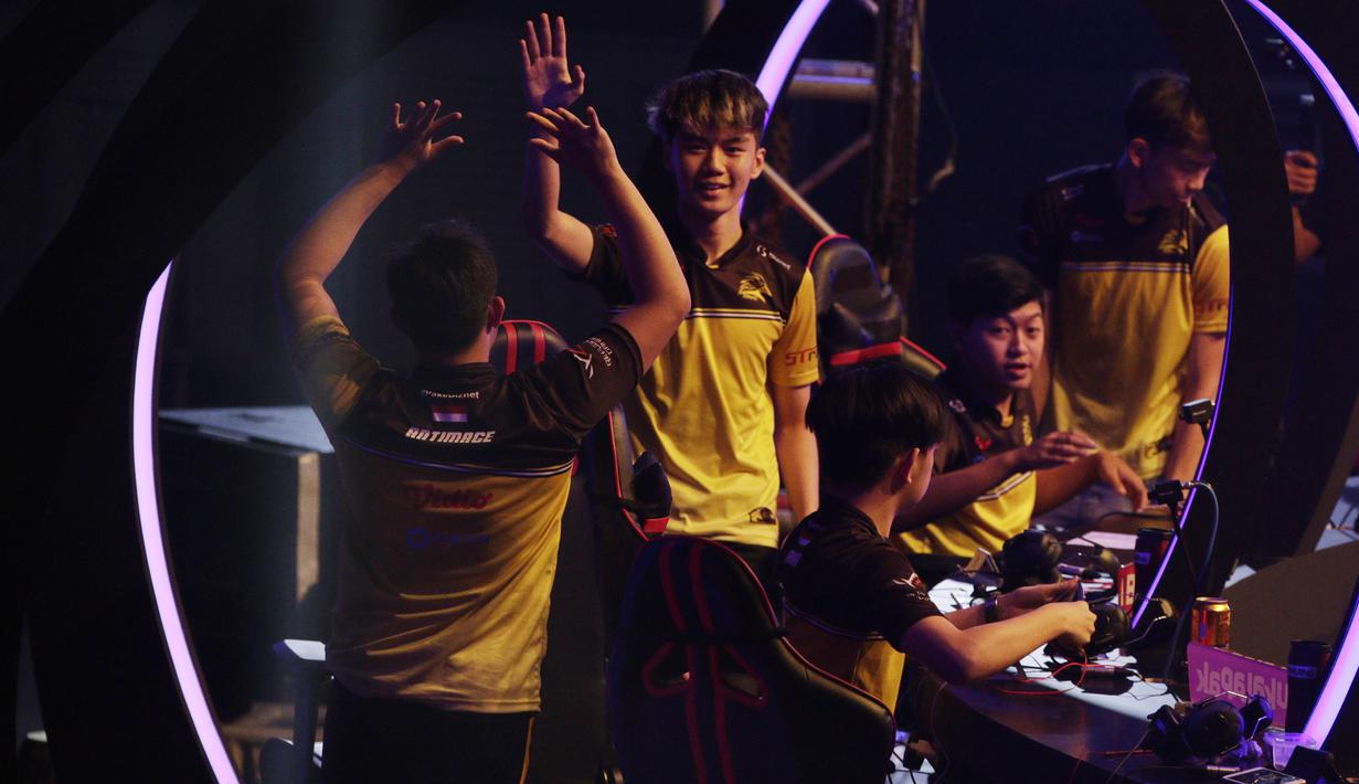 Tim e-Sports, Onic, merayakan kemenangan atas Louvre pada Grand Final Turnamen Mobile Legends: Bang Bang Profesional League (MPL) Indonesia Season 3 di Britama Arena, Jakarta, Jumat (3/5). Onic menang 3-0 atas Louvre. (Bola.com/Vitalis Yogi Trisna)