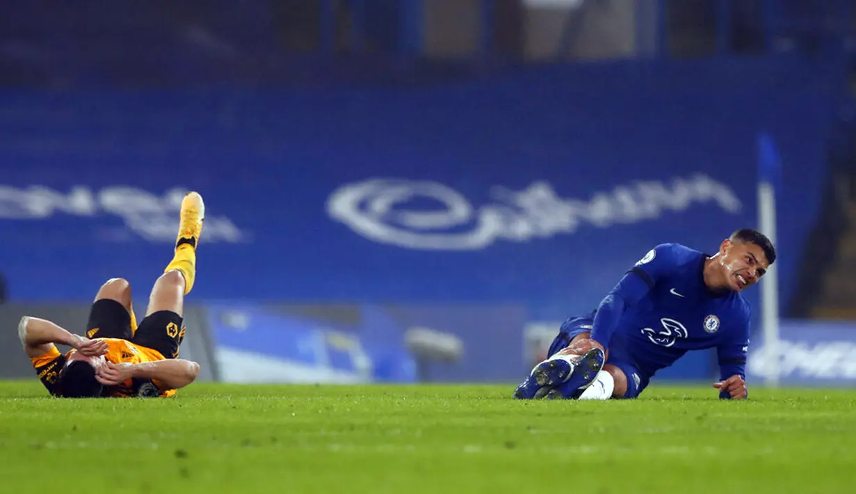 Pemain Wolverhampton Wanderers Daniel Podence (kiri) dan pemain Chelsea Thiago Silva mengalami cedera saat pertandingan Liga Inggris di Stamford Bridge Stadium, London, Inggris, Rabu (27/1/2021). Pertandingan berakhir dengan skor 0-0. (AP Photo/Frank Augstein)