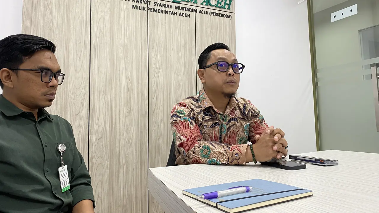 Direktur Operasional BPRS Mustaqim, Syahrul Effendi menjelaskan mengenai pembiayaan kepada petani nilam. (Liputan6.com/Christian)