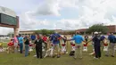 Siswa SMA Santa Fe, orangtua dan masyarakat mengheningkan cipta untuk mengenang penembakan yang menewaskan 10 orang di sekolah mereka di Texas, Amerika Serikat, Senin (21/5). (Steve Gonzales/Houston Chronicle via AP)