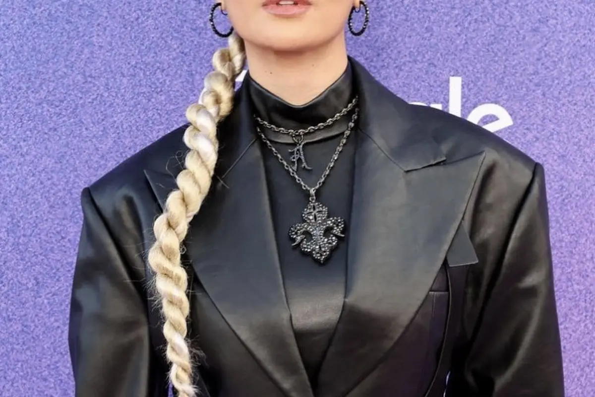 Tampilan Agnez Mo serba Hitam Kenakan Perhiasan Rp70 jutaan di Ajang Penghargaan Musik Internasional Bareng Sang Kekasih 