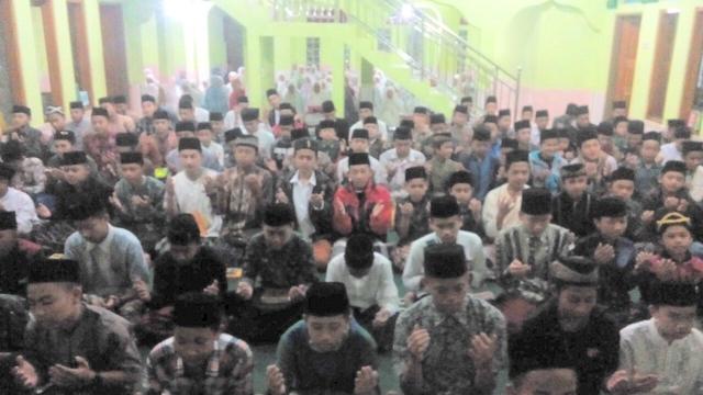 Ratusan santri pesantren tengah khusuk menjalankan rutinitas keagamaan selama Ramadan
