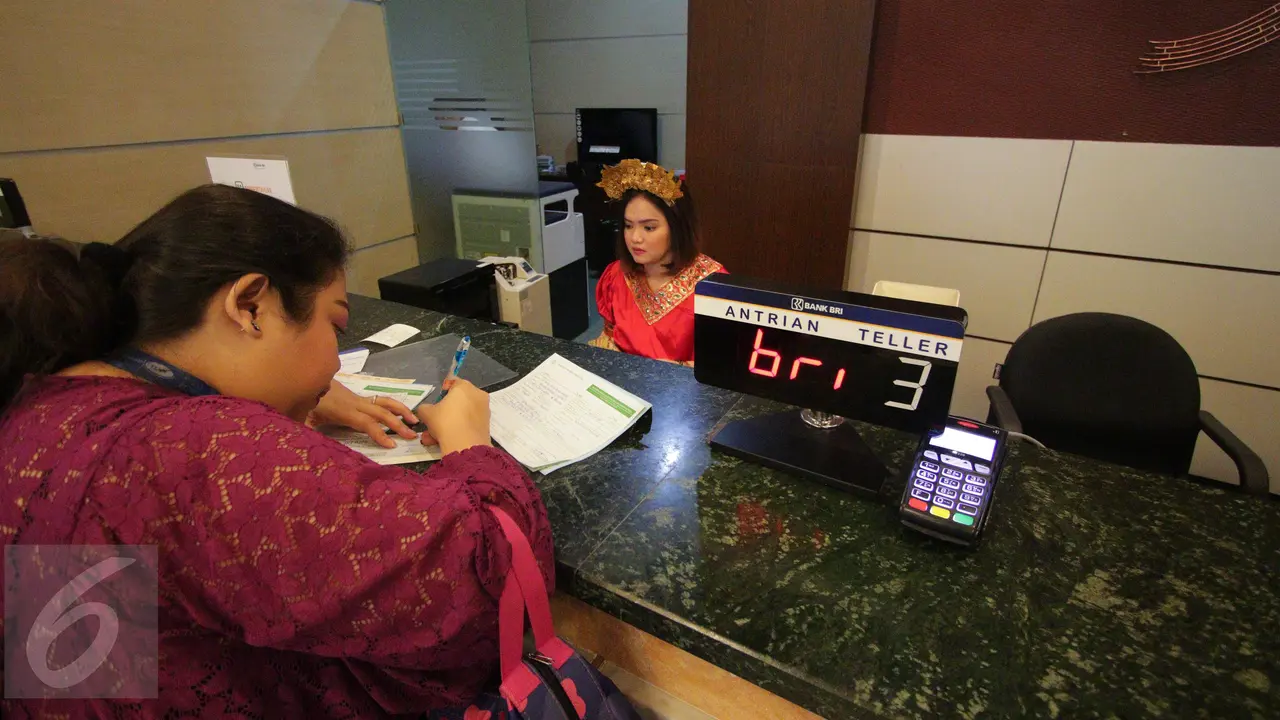 20170421-Pegawai Bank Berpakaian Adat Peringati Hari Kartini-Fanani