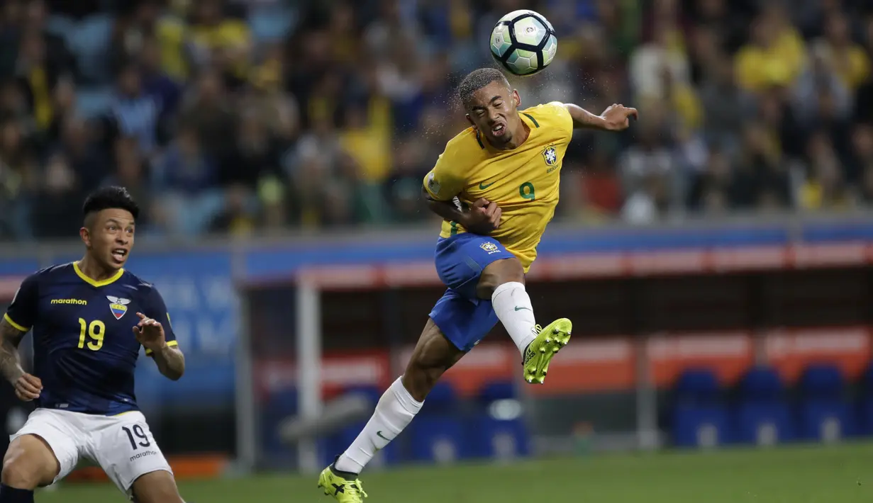 Aksi pemain Brasil, Gabriel Jesus (kanan) membuang bola dari kejaran pemain Ekuador, Cristian Ramirez pada laga kualifikasi Piala Dunia 2018 zona CONMEBOL di Porto Alegre, Brasil, (31/8/2017). Brasil menang 2-0. (AP/Andre Penner)