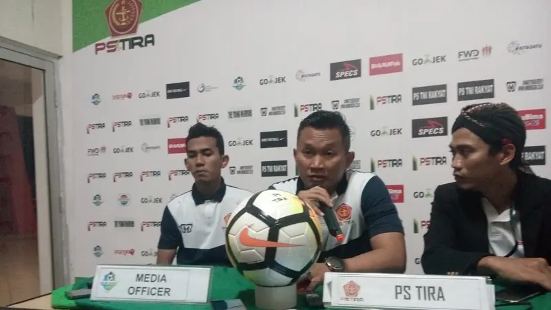 Pelatih PS Tira Rudy Eka Priyambada