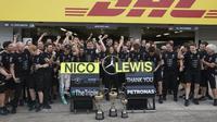 Seluruh personel Mercedes AMG Petronas Formula One Team merayakan keberhasilan meraih titel konstruktor F1 2017 selepas balapan F1 GP Jepang di Sirkuit Suzuka, Jepang, Minggu (9/10/2016). (Bola.com/Twitter/Petronas)