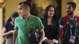 Pemain Timnas Indonesia, Riko Simanjuntak, bersiap saat akan menuju SUGBK dari Hotel Sultan, Jakarta, Selasa (13/11). Timnas Indonesia akan melawan Timor Leste pada laga Piala AFF 2018. (Bola.com/Vitalis Yogi Trisna)