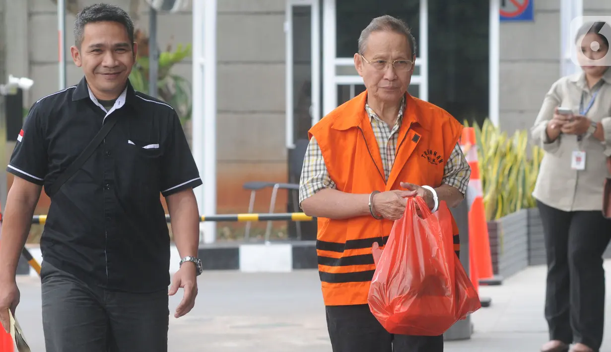 Pemilik PT Fajar Mulia Transindo, Pieko Nyotosetiadi membawa kantung plastik merah berjalan akan menjalani pemeriksaan oleh penyidik di Gedung KPK, Jakarta, Kamis (24/10/2019). Pieko diperiksa sebagai tersangka penyuap Dirut PTPN III Dolly Pulungan. (merdeka.com/Dwi Narwoko)