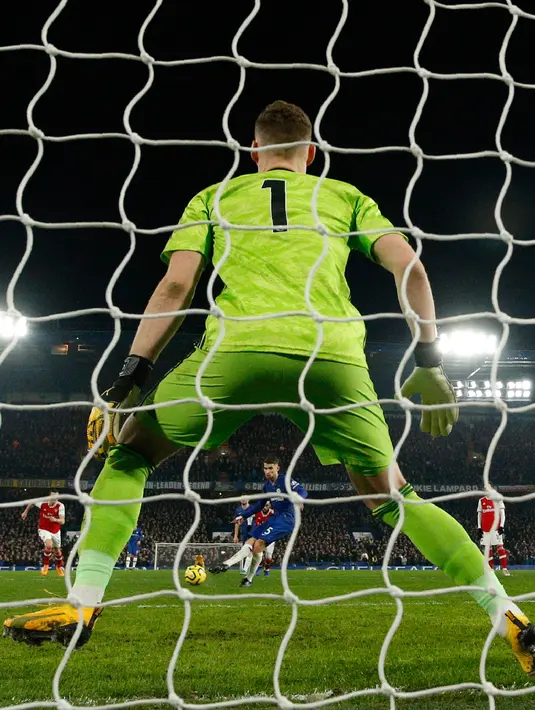 Gelandang Chelsea, Jorginho mencetak gol ke gawang Arsenal dari titik penalti pada lanjutan pertandingan Liga Inggris di Stamford Bridge, Selasa (21/1/2020). Chelsea gagal memetik hasil maksimal usai ditahan Arsenal dengan skor 2-2. (AP Photo/Matt Dunham)