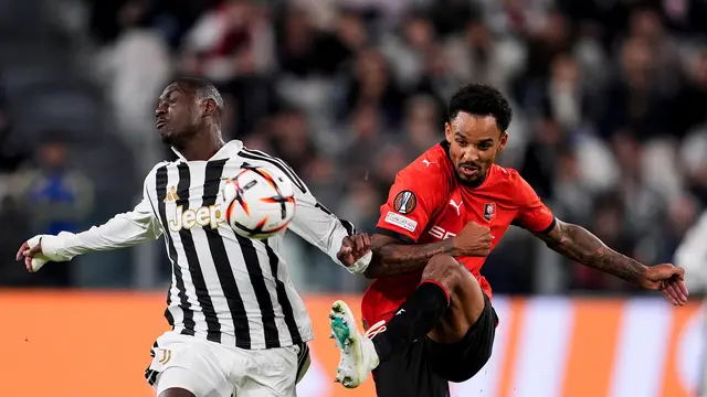 Pemain Juventus Randal Kolo Muani (kiri) beraksi melawan pemain Rennes Bryan Reynolds