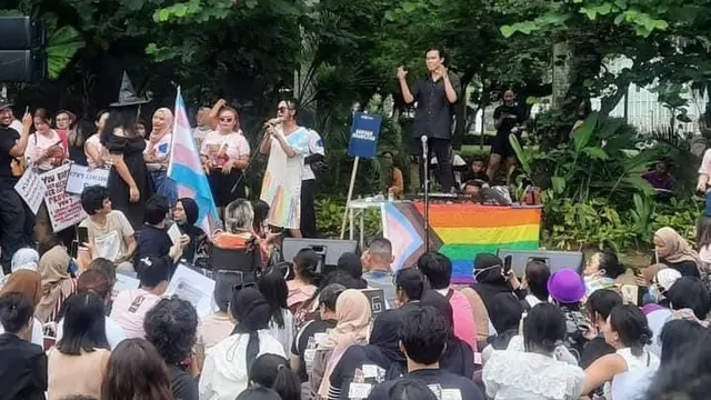 Warganet di lini massa Twitter dihebohkan dengan beredarnya sejumlah foto bendera pelangi simbol kaum LGBT di kawasan Monumen Nasional (Monas), Jakarta Pusat. (Twitter @sosmedkeras)
