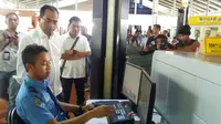 Dirut AP II Budi Karya memantau persiapan mudik di Bandara Soetta (Pramita Tristiawati/Liputan6.com)