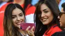Dua suporter wanita Chile berselfie sebelum menyaksikan laga Argentina melawan Chile pada Copa America Centenario 2016 di Levi's Stadium, California, AS (7/6). Argentina menang atas Chile dengan skor 2-1. (AFP PHOTO/JOSH Edelson)
