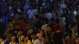 Pengunjung memadati lorong-lorong gerai dalam Jakarta Fair atau Pekan Raya Jakarta 2019 di JIExpo Kemayoran, Jakarta, Jumat (7/6/2019). Tahun ini, Jakarta Fair 2019, digelar bertepatan dengan perayaan idul fitri untuk seluruh umat Islam. (merdeka.com/Imam Buhori)