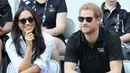 Sejak diberitakan memiliki hubungan spesial, pasangan kekasih Meghan Markle dan Pangeran Harry jarang sekali tampil di depan umum bersama. Namun belakangan, keduanya pun sudah tak malu lagi melakukannya. (AFP/Chris Jackson)
