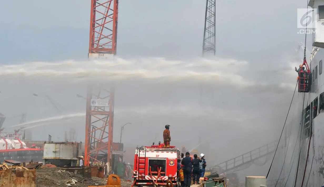 Pemadam kebakaran berusaha memadamkan api yang membakar kapal Panorama Nusantara di Pelabuhan Tanjung Mas, Semarang, Senin (18/2). Belum diketahui penyebab pasti terjadinya kebakaran. (Liputan6.com/Gholib)