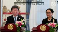 Menteri Luar Negeri Retno Marsudi (kanan) mendampingi Menteri Luar Negeri Jepang Motegi memberi pernyataan saat kunjungan delegasi di Gedung Kemlu, Jumat (10/1/2020). Kunjungan membahas kerjasama di bidang investasi termasuk pengembangan pulau terluar seperti Natuna. (Liputan6.com/Faizal Fanani)