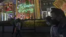 Orang-orang berjalan melewati dekorasi lampu Natal di luar pusat perbelanjaan di sepanjang kawasan Orchard road di Singapura, Selasa (8/12/2020). Mengusung tema Love This Christmas, acara tahun ini lebih sunyi karena aktivitas jalanan dibatasi di tengah pandemi Covid-19. (ROSLAN RAHMAN / AFP)