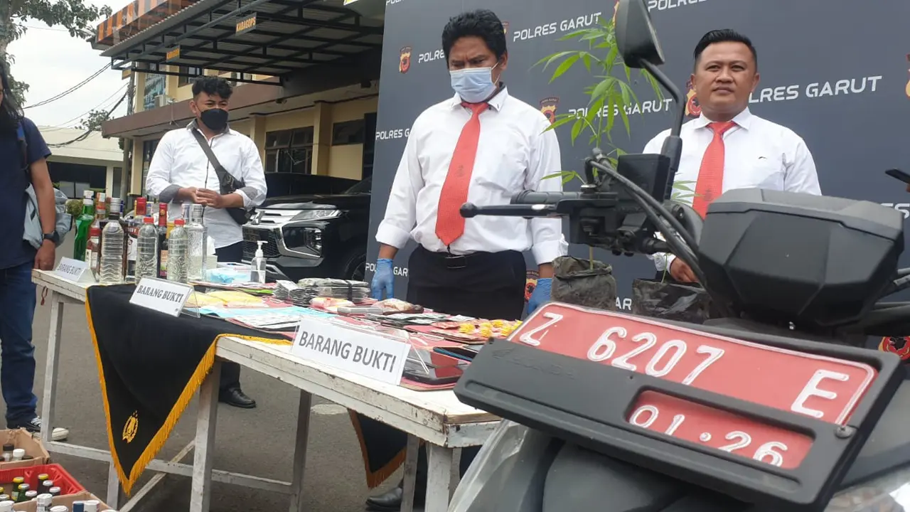 Satnarkoba Polres Garut menunjukan ratusan barang bukti berikut satu unit kendaraan roda dua milik Setda Garut, yang digunakan oknum pegawai Setda Garut jualan sabu-sabu. (Liputan6.com/Jayadi Supriadin)