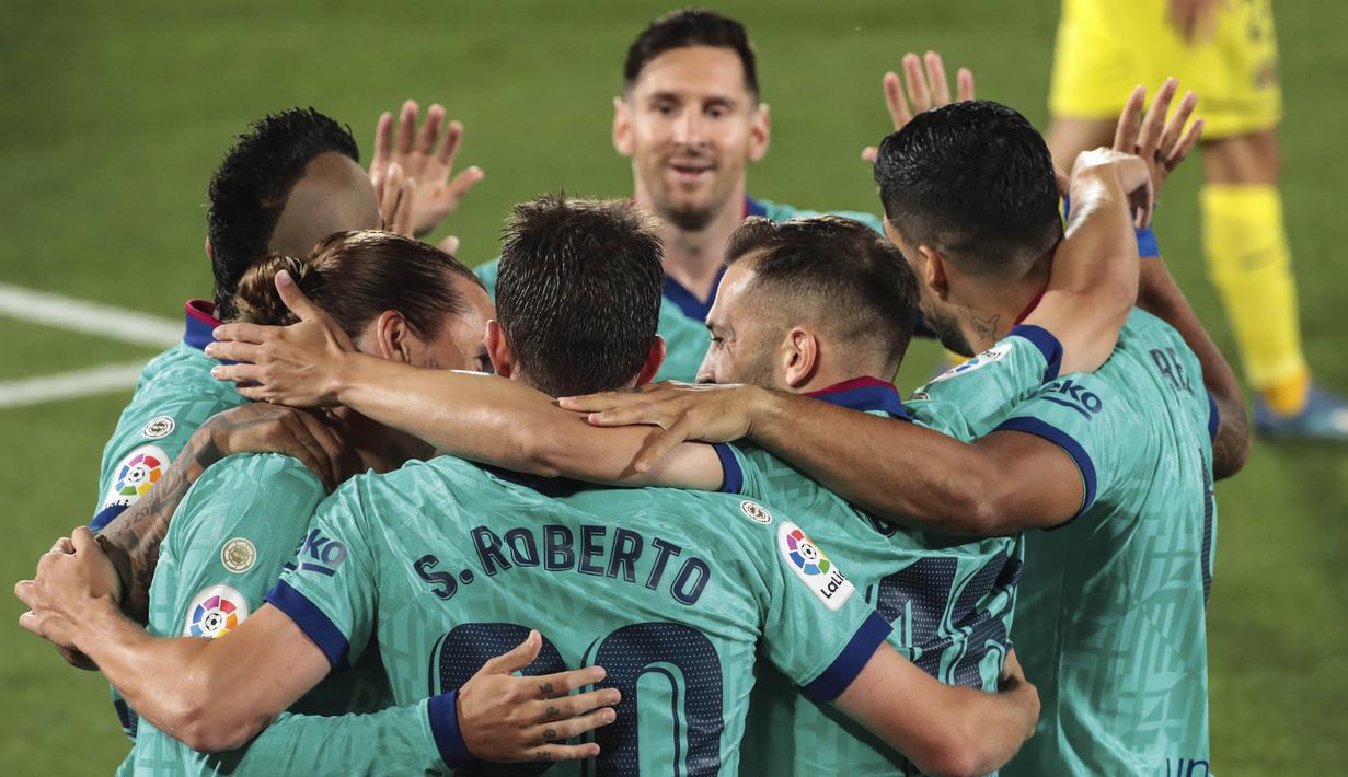 Para pemain Barcelona merayakan gol ke gawang Villareal pada laga La Liga di Stadion Estadio de la Ceramica, Minggu (5/7/2020). Barcelona menang 4-1 atas Villareal. (AP/Jose Miguel Fernandez de Velasco)
