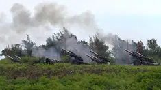 Tentara militer Taiwan menembakkan howitzer 155 inci selama latihan anti-pendaratan langsung di daerah Pingtung, Taiwan selatan (9/8/2022). Taiwan mengadakan latihan militer tembakan langsung, yang mensimulasikan pertahanan pulau itu dari invasi China, ketika Beijing melakukan latihan militer baru di sekitar tetangganya. (AFP/Sam Yeh)