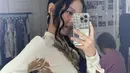 Jennie Blackpink kembali bikin heboh dengan penampilan beraninya. Dia membagikan foto dengan tato ‘Mantra’ yang terinspirasi dari lagu terbarunya. [@jennierubyjane].