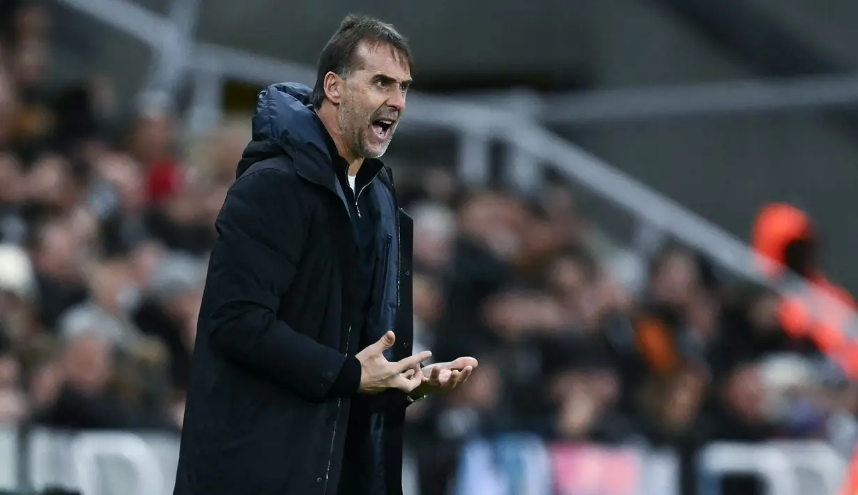 Gol kemenangan tim asuhan Julen Lopetegui itu dicetak oleh Tomas Soucek di babak pertama dan Aaron Wan-Bissaka pada babak kedua. (AFP/Paul Ellis)