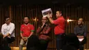 Gaya Sarman El Hakim yang menunjukan foto-foto dirinya saat berkunjung ke kantor pusat FIFA pada acara debat di  SCTV Tower, Senayan City, Jakarta, Selasa (04/10/2016). (Bola.com/Nicklas Hanoatubun)