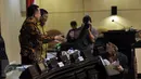 Ketua Badan Kehormatan (BK) DPD AM Fatwa (kanan) saat akan menyampaikan pandangannya dalam Sidang Paripurna DPD, Jakarta, Kamis (17/3/2016). Irman Gusman menutup dan pergi meninggalkan ruang sidang yang mulai terlihat ricuh. (Liputan6.com/Johan Tallo)