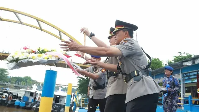 Kapolda Riau Irjen Mohammad Iqbal melakukan tabur bungan bersama pejabat Polda Riau lainnya di Sungai Siak menjelang Hari Bhayangkara.