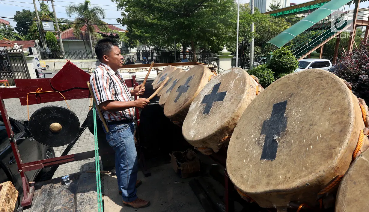 Seorang pria memukul bedug saat persiapan arak-arakan ngunduh mantu Kahiyang-Bobby di Medan, Rabu (22/11). Puluhan andong dan becak motor sudah dipersiapkan untuk memeriahkan arak-arakan ngunduh mantu Kahiyang-Bobby. (Liputan6.com/Johan Tallo)