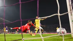 Pemain Inter Milan Henrikh Mkhitaryan mencetak gol ke gawang Fiorentina pada pertandingan sepak bola Liga Italia di Artemio Franchi Stadium, Florence, Italia, 22 Oktober 2022. (Massimo Paolone/LaPresse via AP)