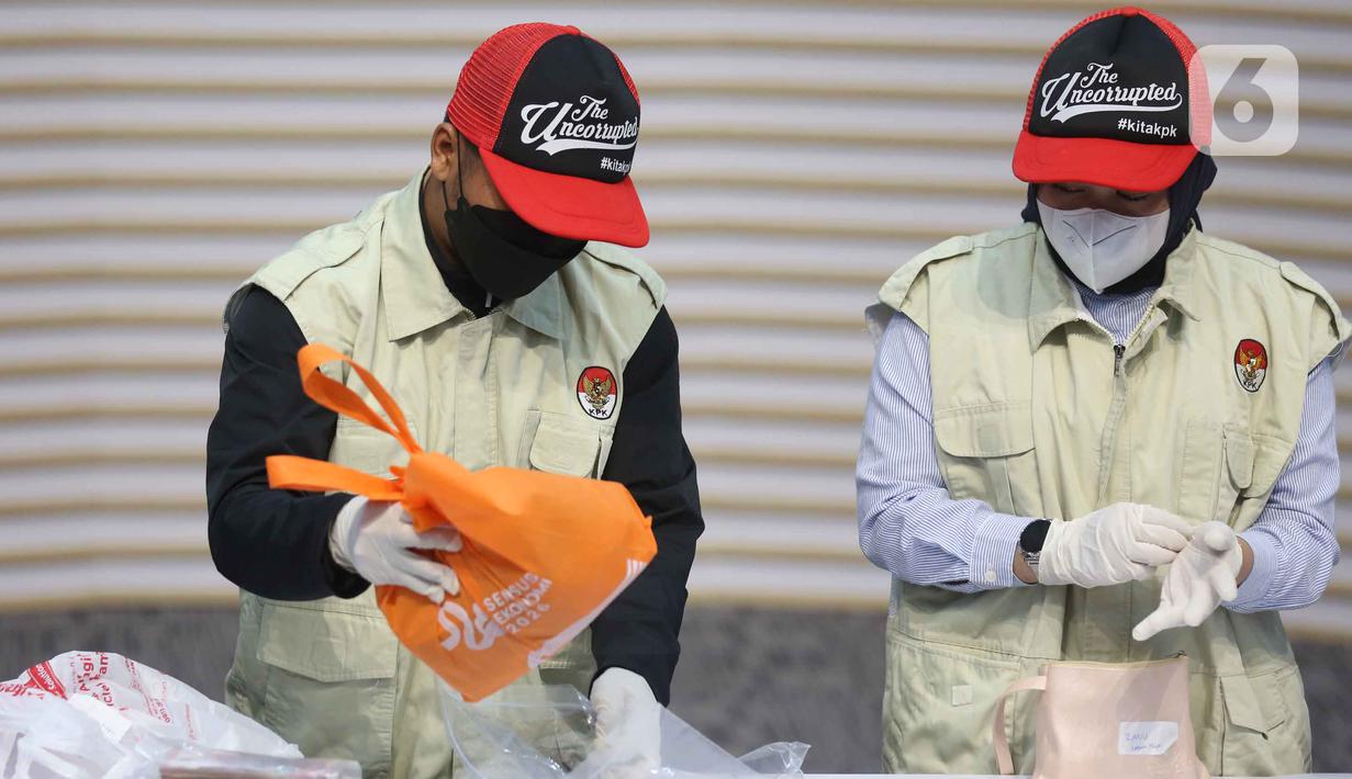 Petugas usai memperlihatkan barang bukti penangkapan Bupati Lampung Tengah, Ardito Wijaya, di Gedung Merah Putih Komisi Pemberantasan Korupsi (KPK), Jakarta, Kamis (11/12/2025). (Liputan6.com/Helmi Fithriansyah)